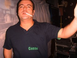 DJ Guga de Castro com a boca ocupada